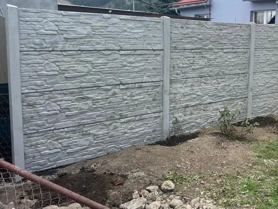 Betónový plot s dekorom štiepaného kameňa