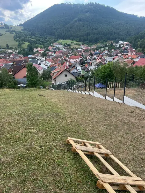 3D plot na svahovitom pozemku s výhľadom na mesto