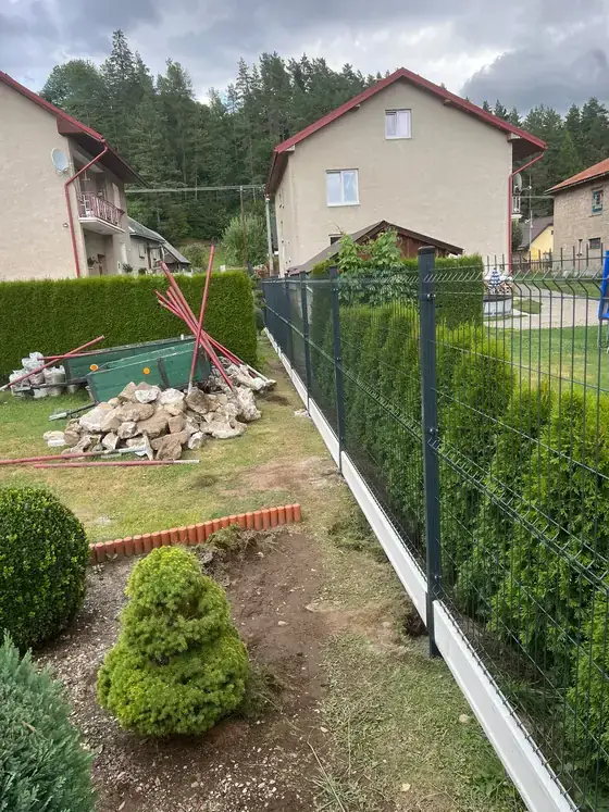 3D plot v záhrade s tují živým plotom